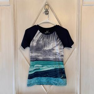 W Swim Realistic Beach Graphic Short Sleeve Swim Shirt Medium